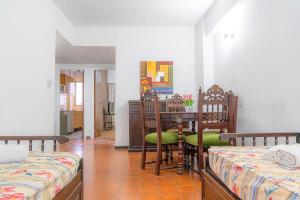 マル・デル・プラタにあるArgentino Hotelのベッド2台とテーブルと椅子のある部屋 +38枚の写真