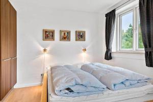 un letto in una camera con due lampade e una finestra di 40711-Ulfborg-Hagevej-148 a Fjand Gårde