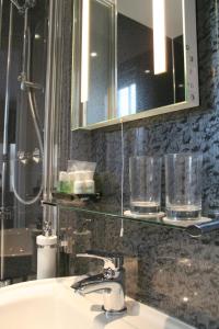 uma casa de banho com um lavatório e um espelho em Ashberry Guest House em Penrith