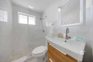 Bilik mandi di Modern Studio - Gym & Parking Close to Aventura