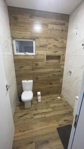 La salle de bains est pourvue de toilettes et d'une télévision. dans l'établissement Casa em foz do iguaçu, à Foz do Iguaçu 31 autres photos