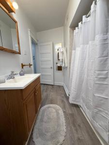 Ένα μπάνιο στο Peaceful 1 BR Home with parking near hospital +11 φωτογραφίες