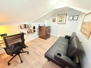 Χώρος καθιστικού στο Peaceful 1 BR Home with parking near hospital