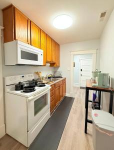 Η κουζίνα ή μικρή κουζίνα στο Peaceful 1 BR Home with parking near hospital