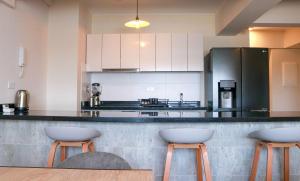 Kuchyň nebo kuchyňský kout v ubytování Black by Wynwood House