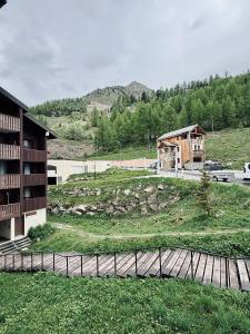 ein Haus auf einem Hügel neben einem Gebäude in der Unterkunft Coquet studio au cœur d’Isola 2000 in Isola