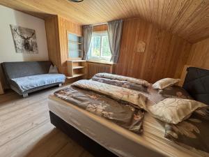 een slaapkamer met een groot bed in een kamer bij Appartamenti Hacoli in Selva di Val Gardena