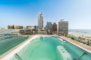una piscina en la azotea de un edificio con playa en Hayarkon Beach-Front Apartments, en Tel Aviv