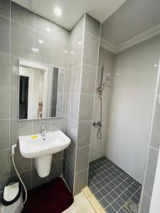 Ένα μπάνιο στο Newly built studio in the most beautiful areas of Jabal Amman استوديو بناء جديد في اجمل مناطق جبل عمان