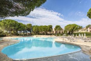 Bazén v ubytování Village Pont Royal en Provence - maeva Home - Appartement cosy et climatisé 2 pièces 4 personnes - Prestige - super Home MAE-2164 nebo v jeho okolí