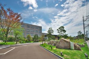 an empty street in front of a building at Kanazawa Sainoniwa Hotel in Kanazawa