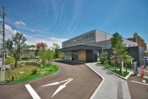 an empty parking lot in front of a building at Kanazawa Sainoniwa Hotel in Kanazawa