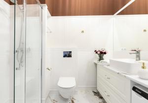 Un baño con ducha, inodoro y lavabo. en SOHO by VAYA STAYS, en Varsovia 6 fotos más