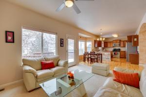 una sala de estar con un sofá y una mesa en Idyllic Fort Collins Home about 5 Mi to Old Town!, en Fort Collins