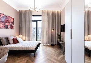 una sala de estar con una cama y un sofá en SOHO by VAYA STAYS, en Varsovia