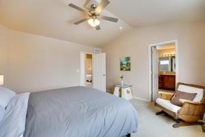 Un dormitorio con una cama y un ventilador de techo. en Idyllic Fort Collins Home about 5 Mi to Old Town!, en Fort Collins