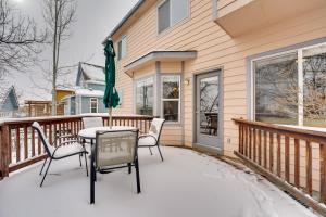 Un patio con sillas y una mesa en una terraza con nieve. en Idyllic Fort Collins Home about 5 Mi to Old Town!, en Fort Collins