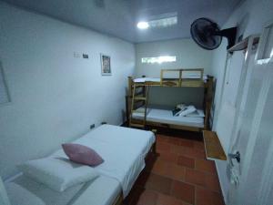 Ένα ή περισσότερα κρεβάτια σε δωμάτιο στο Hostal casa alta +2 φωτογραφίες