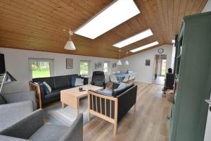 salon z kanapami i jadalnią w obiekcie 40798-Ulfborg-Helmklit-324 w mieście Fjand Gårde
