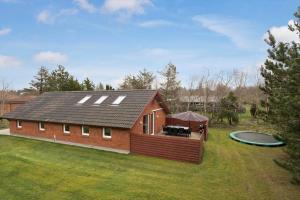 mały dom z dachem na dziedzińcu w obiekcie 40798-Ulfborg-Helmklit-324 w mieście Fjand Gårde