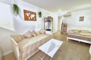 un soggiorno con un divano e un tavolo di Parentheses marine - Studio front de mer a Canet-en-Roussillon