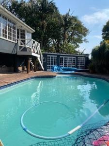 una gran piscina frente a una casa en Central & cozy Vincent bachelor, en East London