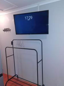 Un televisor de pantalla plana colgado en una pared en Central & cozy Vincent bachelor, en East London 9 fotos más