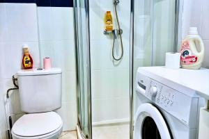 bagno con doccia, servizi igienici e lavatrice. di Parentheses marine - Studio front de mer a Canet-en-Roussillon Altre 21 foto