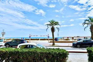 due auto parcheggiate in un parcheggio vicino alla spiaggia di Parentheses marine - Studio front de mer a Canet-en-Roussillon