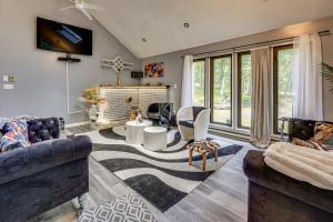 salon z dwiema kanapami i kominkiem w obiekcie Poconos Family Home with Game Room and Community Perks w mieście Winona Lakes