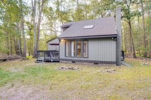 mały domek na środku podwórka w obiekcie Poconos Family Home with Game Room and Community Perks w mieście Winona Lakes