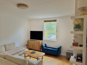 ein Wohnzimmer mit einem Sofa und einem blauen Stuhl in der Unterkunft Town House with Hot Tub & Free Parking in Central Station + 18 Fotos