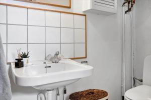 une salle de bain blanche avec un lavabo et des toilettes dans l'établissement 40384-Juelsminde-Frede-Juels-Vej-274, à Sønderby 17 autres photos