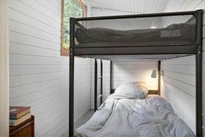 - une chambre avec des lits superposés dans une maison dans l'établissement 40384-Juelsminde-Frede-Juels-Vej-274, à Sønderby