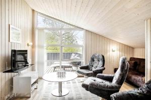 un soggiorno con 2 sedie e una TV di JB243-Fjerritslev-Aspevej-1 a Fjerritslev