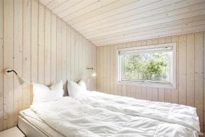 un letto bianco in una stanza con una finestra di JB243-Fjerritslev-Aspevej-1 a Fjerritslev