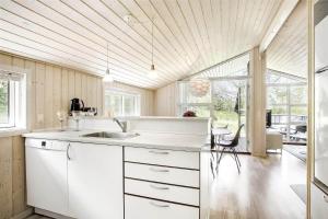 una cucina con un lavello e un piano di lavoro di JB243-Fjerritslev-Aspevej-1 a Fjerritslev
