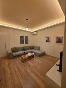 un soggiorno con un divano e un tavolo di Kos central vibes - Villa Vasiliki a Città di Kos