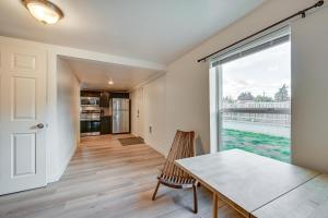 Η κουζίνα ή μικρή κουζίνα στο Cozy Tacoma Getaway with Grill and Hot Tub!