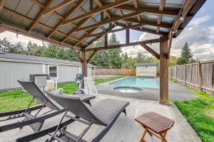 Πισίνα στο ή κοντά στο Cozy Tacoma Getaway with Grill and Hot Tub!