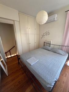 Katil atau katil-katil dalam bilik di 6 pax Glyfada 2floor apartment