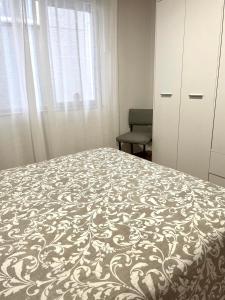 a bedroom with a bed and a dresser and window at Puertoplaya 2 in Malpica