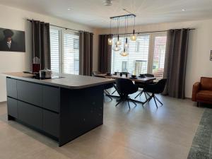 a kitchen and dining room with a table and chairs at Ferienwohnung Nostalgic In der Nähe von Sinsheim Apartmenthaus Traudl in Zuzenhausen