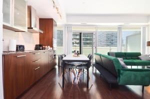 トロントにあるDowntown Toronto Condo CN Towerのソファとテーブルのあるキッチンとリビングルーム