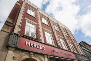 ストラトフォードにあるMercer Hotel Downtown; BW Premier Collectionの側面に看板がある建物