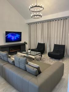 Χώρος καθιστικού στο Luxury 3 BR in Gated Community