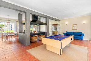 een woonkamer met een pooltafel erin bij Farmhouse in Kaapstad