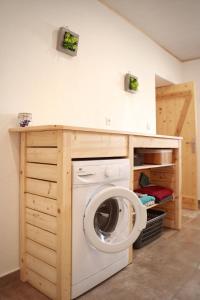 a laundry room with a washing machine in a room at O brame du cerf - logement avec sauna in Charchilla