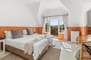een slaapkamer met een groot bed en een balkon bij Farmhouse in Kaapstad +46 foto's