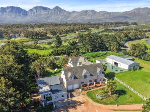 een luchtzicht op een huis met bergen op de achtergrond bij Farmhouse in Kaapstad